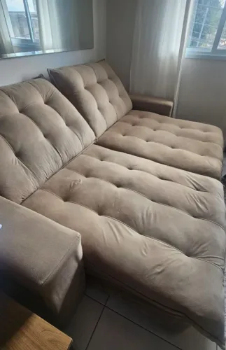 Sofá retrátil espaçoso e confortável