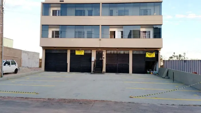 INVESTIDOR, VENDO PRÉDIO COM 4 APARTAMENTOS/SALAS, 1 GALPÃO E 4 LOJAS