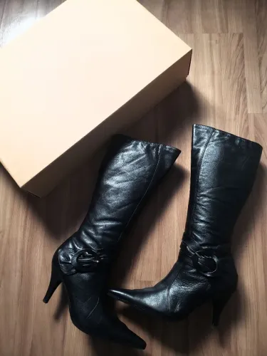  Bota cano alto número 38.
