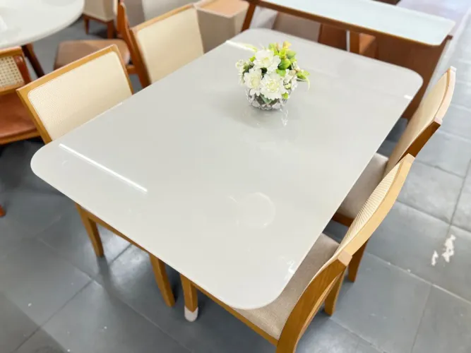 Mesa de Jantar Elegante com Design Moderno de madeira 