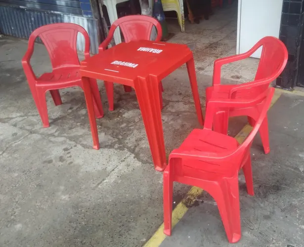 Conjunto 1 mesa 4 cadeiras Brahma novo