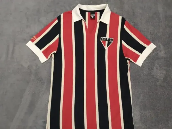 Camisa Oficial Licenciada São Paulo Retrô 1957, tamanho G (54x81cm).
