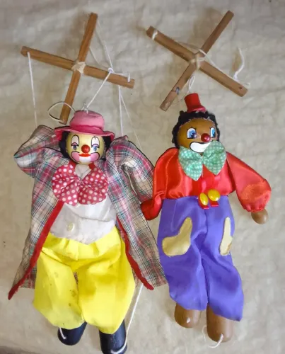 Antigo Par Marionetes fabricadas em madeira e tecidos diversos representando Palhaços