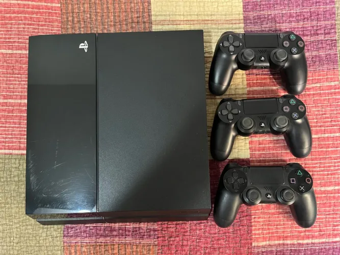 PlayStation 4 com 3 Controles e 6 Jogos 