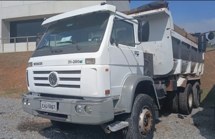 VW 31-260 ano 2008, 6x4, com caçamba de 12 metros, em SP