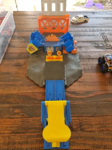 hot wheels pista monster truck