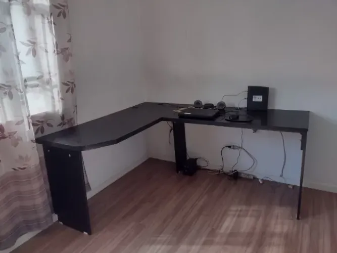 Escrivaninha em L - semi nova - Frente 1.85 cm - 100% MDF 18mm