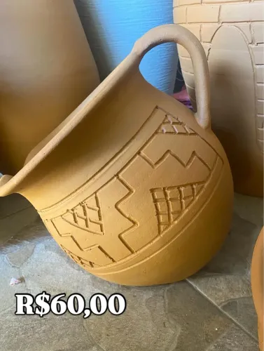 Vasos revisteiros de barro