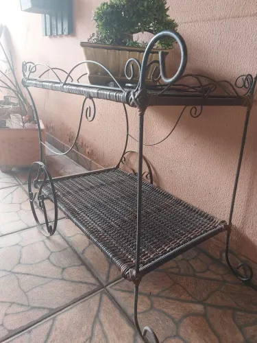 Vendo movel carrinho de sala feito de ferro 