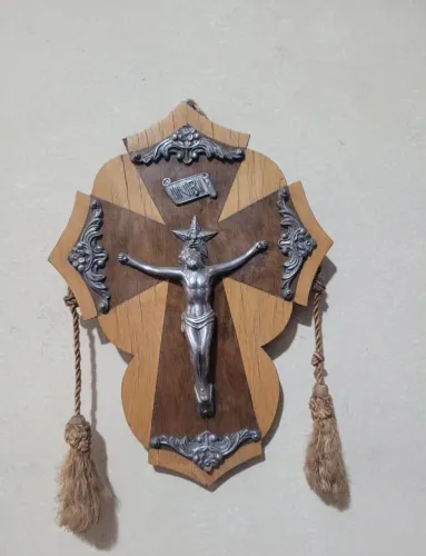 Belíssimo crucifixo em Madeira e metal