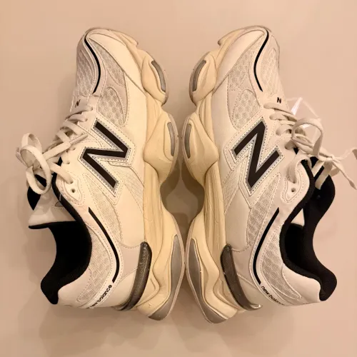 Tênis New Balance 9060 usado 44