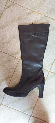 Bota preta cano alto salto médio