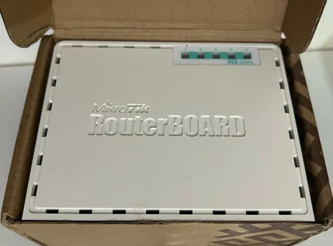 MikroTik RouterBOARD RB750Gr3 hEX - Roteador