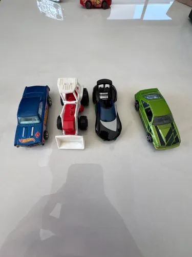 4 carros HOTWHEELS MATEL