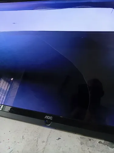 Tv aoc de 40 com defeito na tela. Para quem conserta.