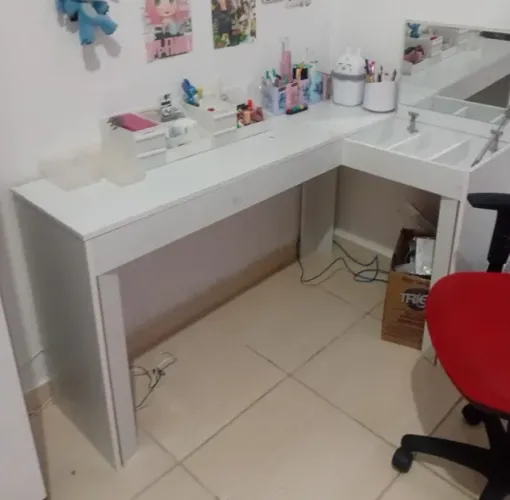 PENTEADEIRA COM ESPELHO E DIVISORIA PARA MAQUIAGEM