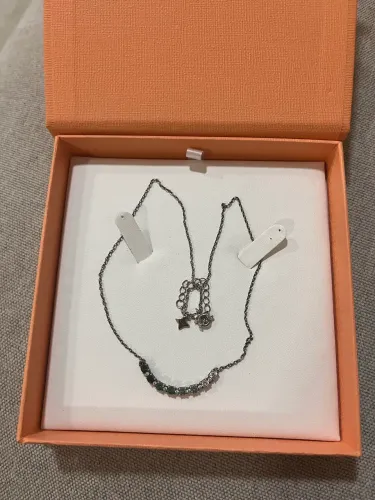 COLAR LIFE OCEAN EM PRATA 925 COM PEDRAS VERDES E INCOLORES,