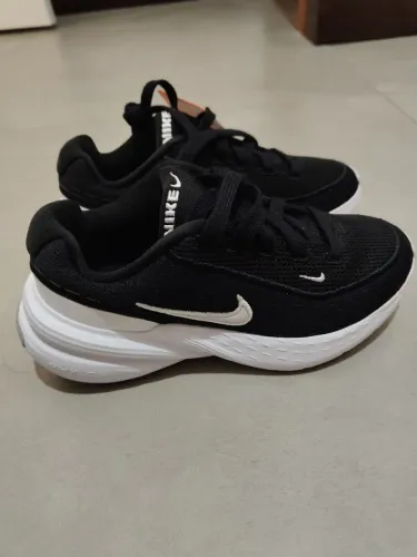 Tênis Nike uplift SC GS