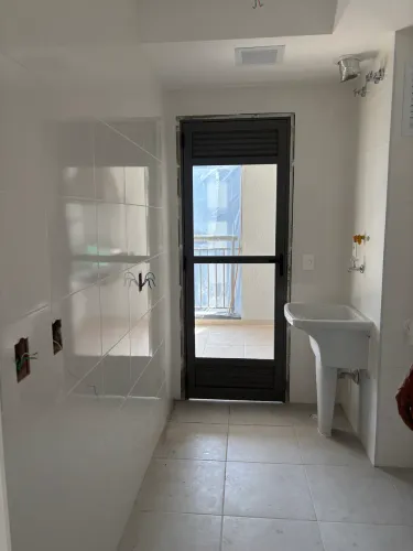 Porta de Alumínio com vidro 0,80 x 2,10. Cor cinza. Completa e resistente.  