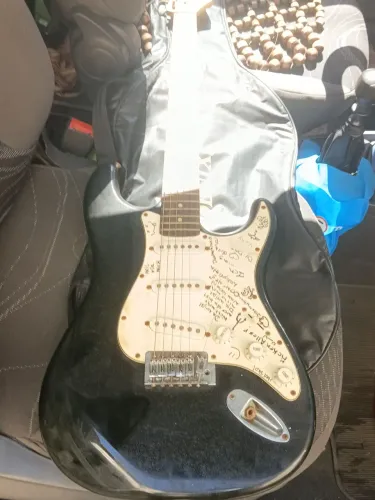 Vendo guitarra sem as cordas