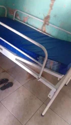 Vende se uma cama hospitalar com colchão.