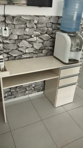 Mesinha de Manicure, está bom só precisa pintar caso queira mais branca.