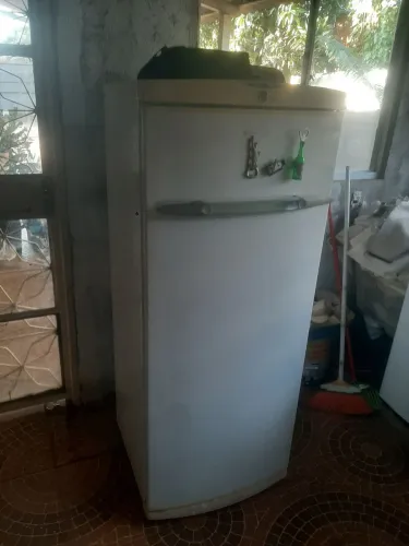 Geladeira de segunda mão em perfeita qualidade duas peças da porta faltando valor 650 
