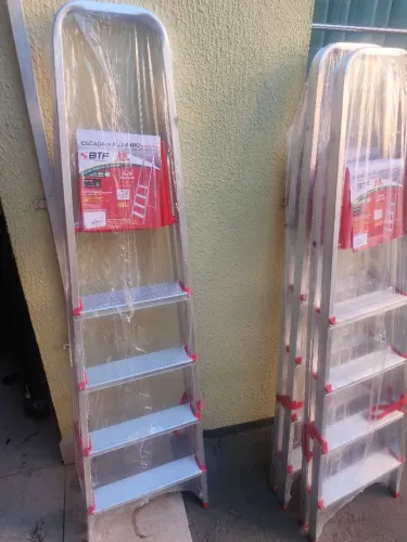 Escada de alumínio 5 degraus  e fibra