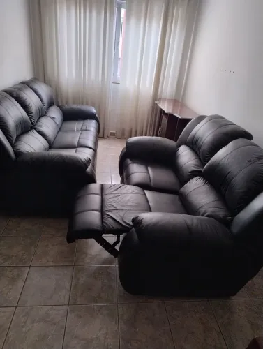 sofás 2 e 3 lugares reclináveis da Plenitude, couro legítimo preto.