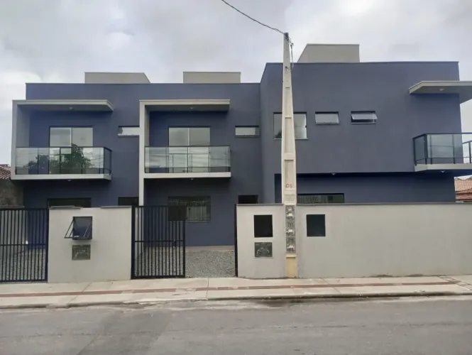 Sobrados modernos em Balneário Piçarras, em localização estratégica e valorizada. Imóveis