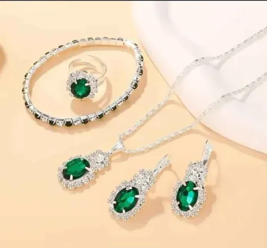 Conjunto de joias em verde e prata.