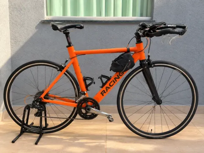 Bicicleta Speed / Triathlon Racing - muito bem montada e pronta para pedalar