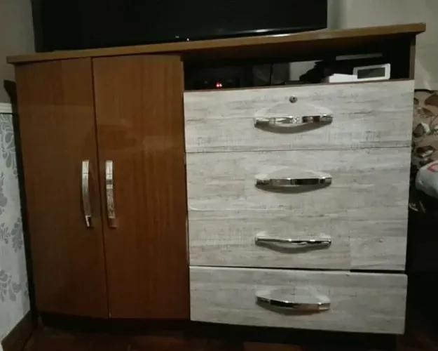 Cômoda 4 gavetas e duas portas