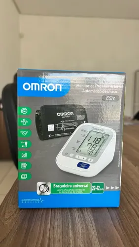 Monitor de Pressão Arterial Omron Elite, de braço, com braçadeira universal de 22 a 42 cm.
