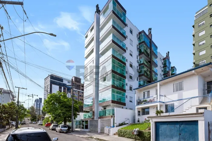 Apto reformado e semi mobiliado | 2 dormitórios, 1 suíte e 2 banheiros | 106 m² | R$ 695.0
