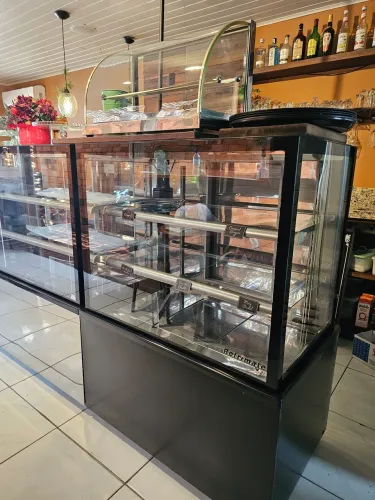 Vitrine Neutra/Seca  Confeitaria Preta Refrimate - Tampo em Vidro e LED