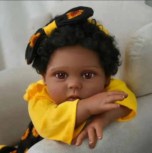 Bebê Reborn Realista Negra (100% Silicone Vinílico) - Enxoval Girassol<br><br>