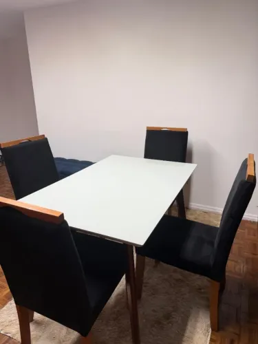 Mesa de jantar com quatro cadeiras