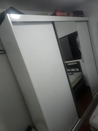 Guarda-roupa branco com portas de correr e espelho