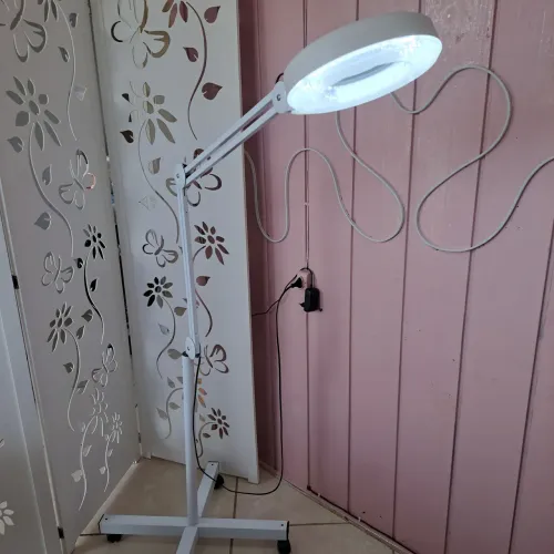 Vende-se Lupa 120 Leds com tripé. Semi Nova, está em ótimo estado de uso.
