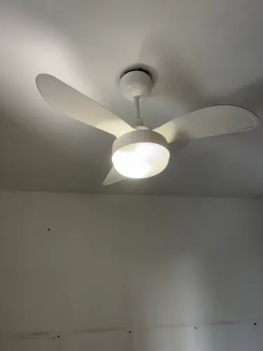 Modelo moderno branco compacto (pás arredondadas e luminária embutida)