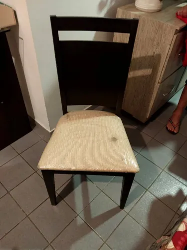 Mesa de jantar + 04 cadeiras