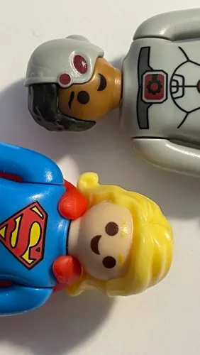 Playmobil Kinder - Supergirl e Cyborg - lote 2 bonecos altura 5 cm - DC comics