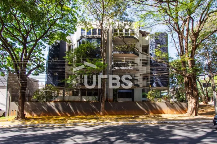 Prédio comercial na esquina da Avenida 136 Setor Marista