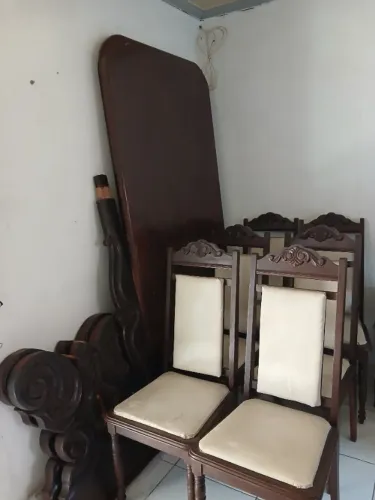 Mesa e cadeiras