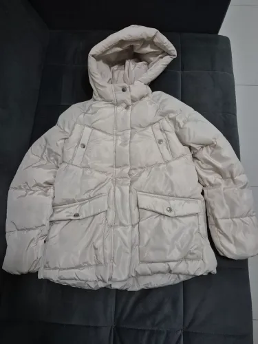 Casaco de inverno Zara de nylon e dentro peluciado. Acolchoado com bolsos e capuz 