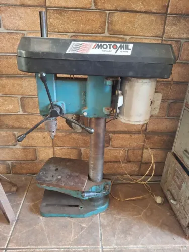 Furadeira de bancada elétrica
