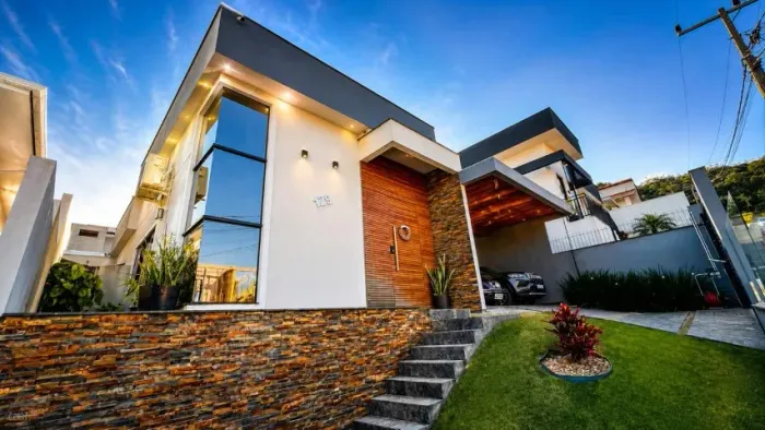 Casa de Alto Padrão Mobiliada à Venda no Green Village - Palhoça/SC | Porteira Fechada