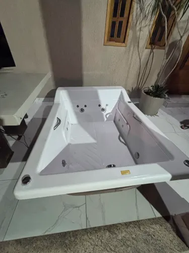 Vendo hidromassagem novíssima!