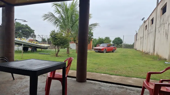 Chácara com casa e chalé dentro do condomínio. 
